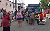 Moradores do Novo Mundo fecham via do Murilópolis para cobrar mais ônibus na região  