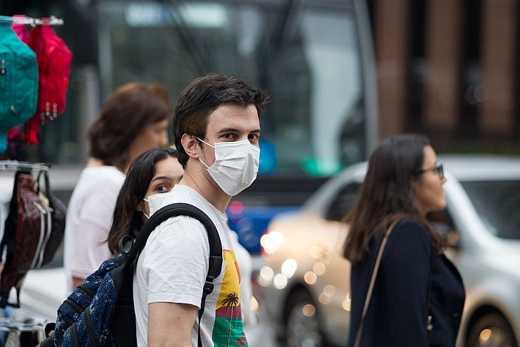 Na Avenida Paulista, em São Paulo, pessoas  circulam com máscaras de prevenção ao coronavírus