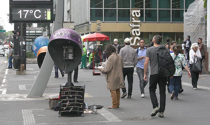 Termômetro de rua registra 17º C na avenida Paulista, SP