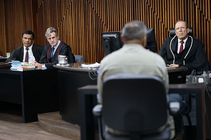Testemunha é ouvida durante julgamento no Fórum do Barro Duro