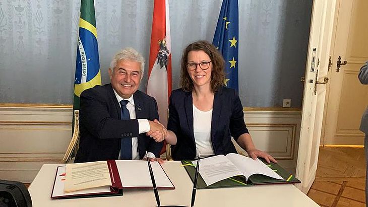 Os ministros Marcos Pontes e Iris Elisa Rauskala assinam acordo