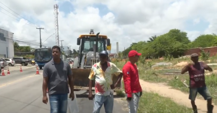Moradores do terreno tentam impedir demolição de imóveis