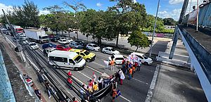 Trânsito congestionado: protesto interditou BR-104, em frente à entrada da Ufal