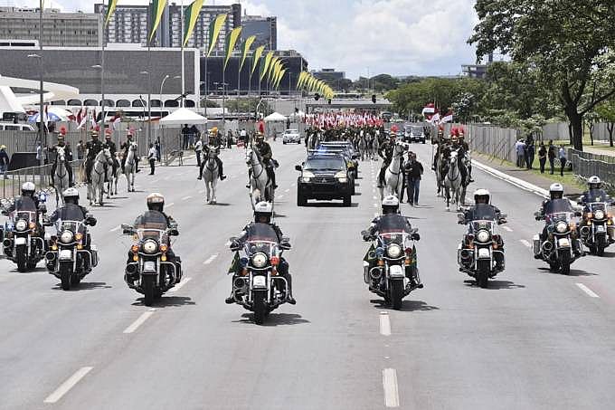 No último ensaio antes da posse, equipes de segurança utilizaram figurantes em carros fechados pelas ruas de Brasília