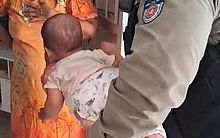 Saiba quem são os policiais que salvaram bebê de oito meses que estava engasgado 