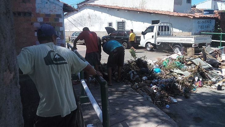 Moradores usaram lixo para protestar 