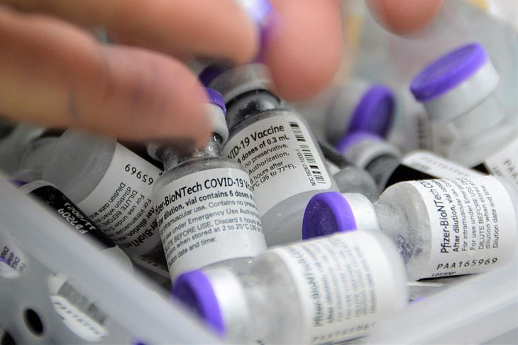 Chegada dos imunizantes contra a Covid-19 reforça campanha de vacinação em todo o Estado; secretário de Saúde pede para que a população complete ciclo vacinal
