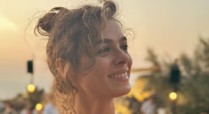 Özge Özpirinçci aparece sorridente e é elogiada pelos fãs