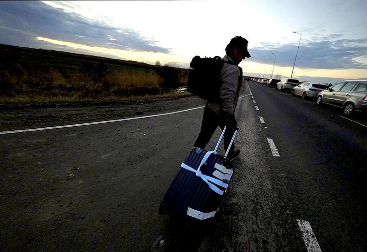 Sean Penn em foto publicada no Twitter caminhando no acostamento de uma estrada, na Ucrânia.