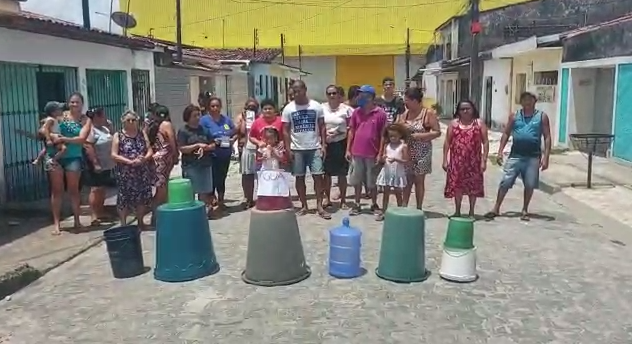 Moradores do Santa Lúcia durante protesto contra a falta d'água nesta sexta-feira 