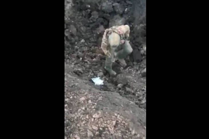 Imagem capturada de vídeo mostra soldado russo antes de se entregar às forças ucranianas 