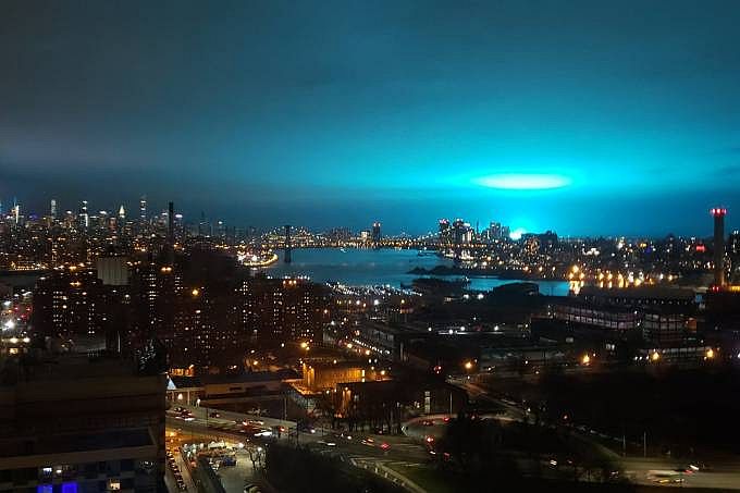 A explosão de um transformador coloriu com uma luz azul brilhante o horizonte de Nova York e causou furor nas redes sociais 
