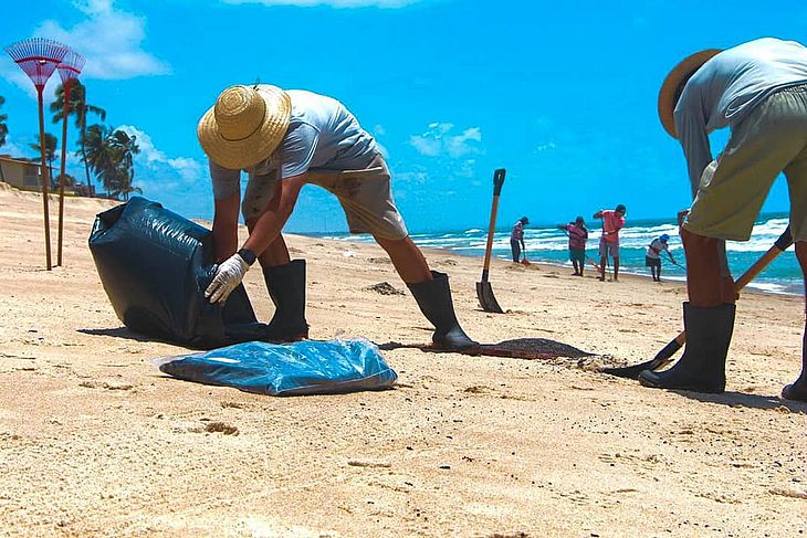 Trabalho de limpeza de praia feito por colaboradores do IMA em outubro