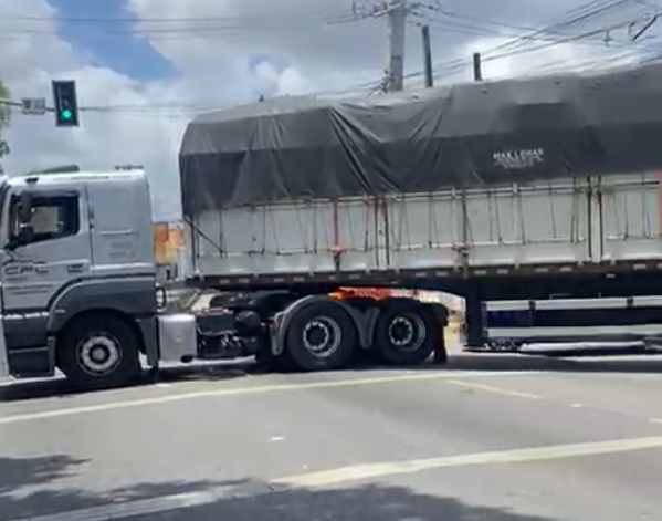 Carreta ficou atravessada na via impedindo a passagem de outros veículos