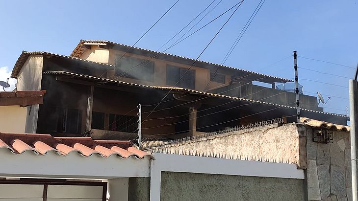 Casa segue com fumaça saindo de sua estrutura 