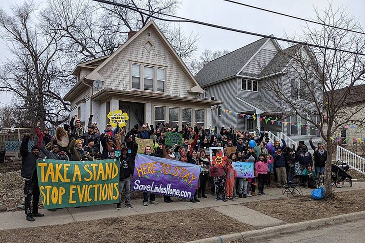 Moradores se reúnem para ajudar vizinha em Minneapolis e protestar contra despejos nos EUA 