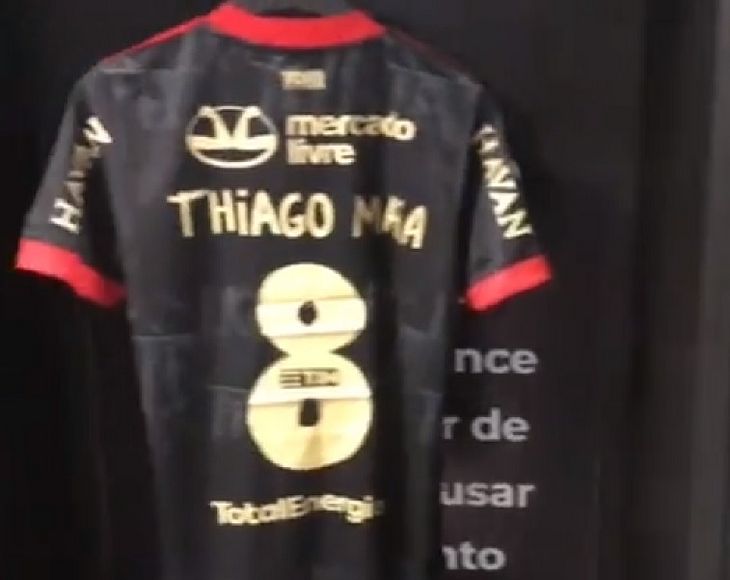 Camisa de Thiago Maia foi uma das que tiveram nome e numeração feitos por crianças do Lar São Domingos