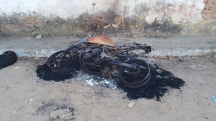 A motocicleta foi destruída e o suspeito fugiu do local