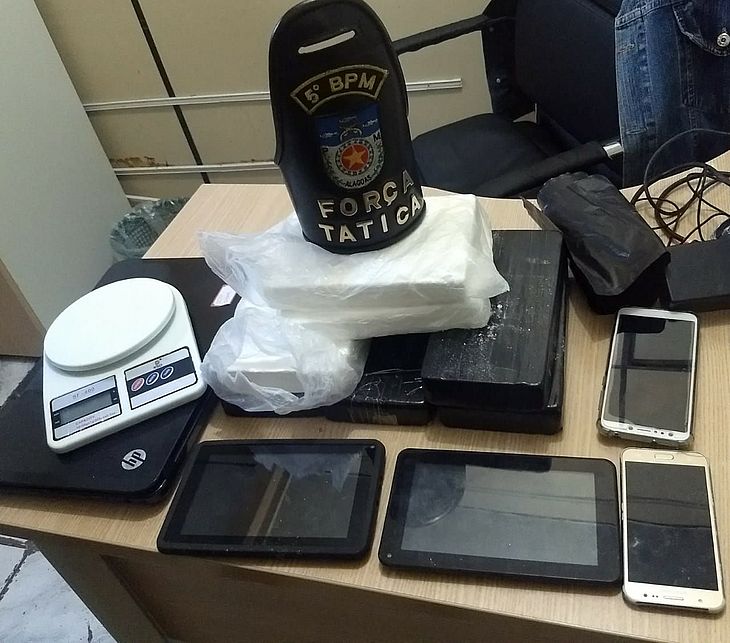 Drogas e eletrônicos foram encontrados com suspeito de tráfico