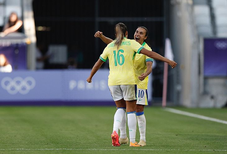 Marta em comemoração do gol de Gabi Nunes; Camisa 10 teve um gol anulado