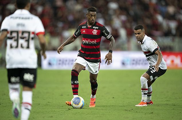 Flamengo vence São Paulo e aumenta pressão sobre Carpini