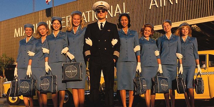 A exemplo do filme "Prenda-me Se For Capaz", Ricardo Guedes assumiu a identidade de um cidadão americano para ter acesso ao passaporte nos EUA e trabalhava na United Airlines