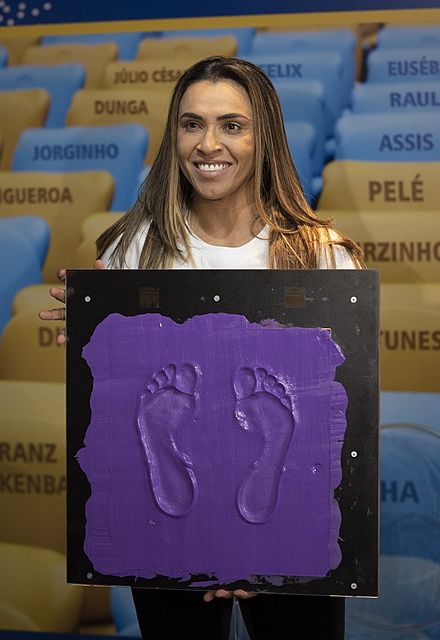 Marta coloca seus pés no hall da fama no Estádio do Maracanã, no Rio de Janeiro