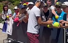 Djokovic aparece de capacete após garrafada na cabeça: 'vim preparado'