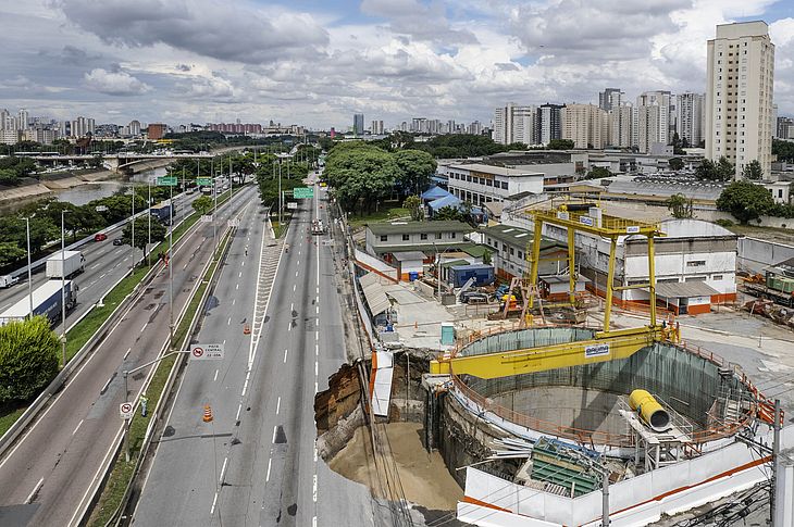Cratera se abre na marginal Tietê, sentido Ayrton Senna, próximo à ponte do Piqueri, na zona norte de São Paulo, provocado por uma obra do Metrô na Linha-6 Laranja, nesta terça-feira