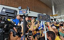 Bolsonaro e Michelle são recepcionados por apoiadores em desembarque no Aeroporto Zumbi dos Palmares