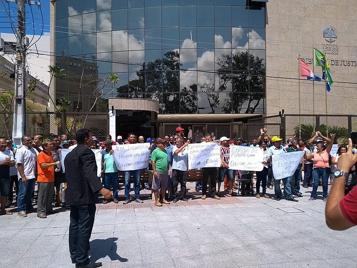 Ex-funcionários realizaram protesto hoje em frente ao TJ