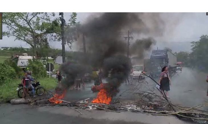 Moradores queimaram pneus e galhos de ávores durante protesto