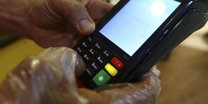 Suspeitas utilizavam maquinetas para realizar pagamentos com cartões das vítimas, diz polícia
