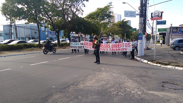 Protesto de rodoviários por direitos trabalhistas trava trânsito na Fernandes Lima