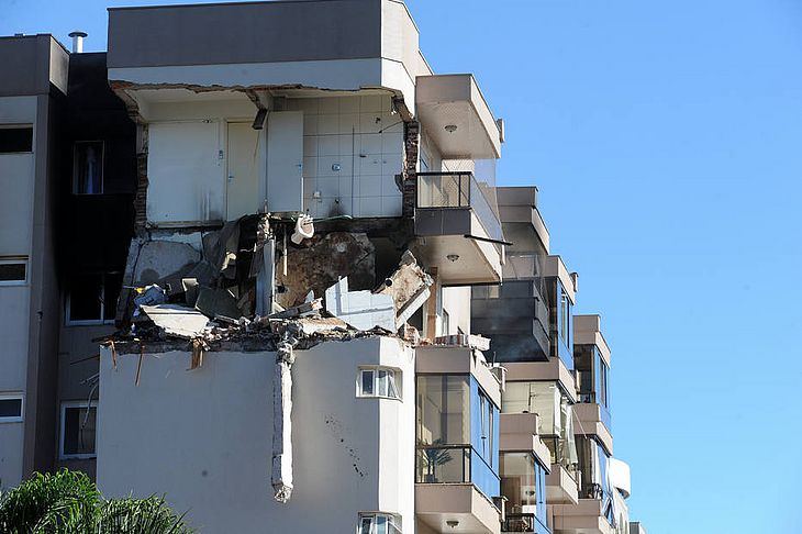 Explosão seguida de incêndio destruiu um apartamento na área central de Farroupilha, na serra gaúcha