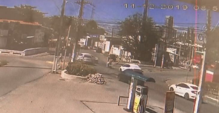 Vídeo registrou momento em que carro capota na Bomba da Marieta 