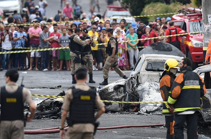 Avião cai em Belo Horizonte e deixa ao menos três mortos