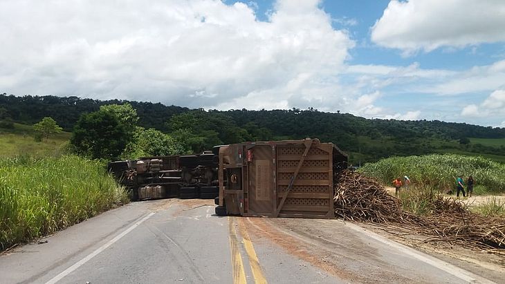 Caminhão tomba em rodovia de Alagoas