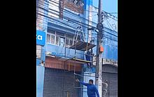 Trabalhador sofre choque elétrico e fica pendurado em andaime no Centro de Maceió