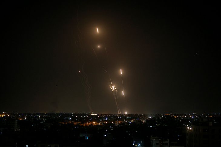 Enxurrada de foguetes são disparados pelos palestinos com destina a Israel após aviões de guerra israelenses lançaram ataques no sul da Faixa de Gaza, nessa quinta-feira (13)
