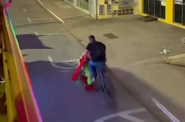 Vídeo: 'Fofão' da Carreta Furacão dá 'mortal' e é atropelado por bicicleta