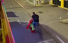 Vídeo: 'Fofão' da Carreta Furacão dá 'mortal' e é atropelado por bicicleta