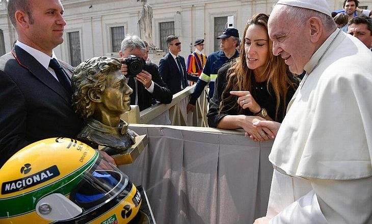 Papa recebe capacete de Ayrton Senna