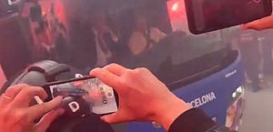 Torcedores do Barcelona se confundem e acertam pedras no ônibus do clube; veja vídeo
