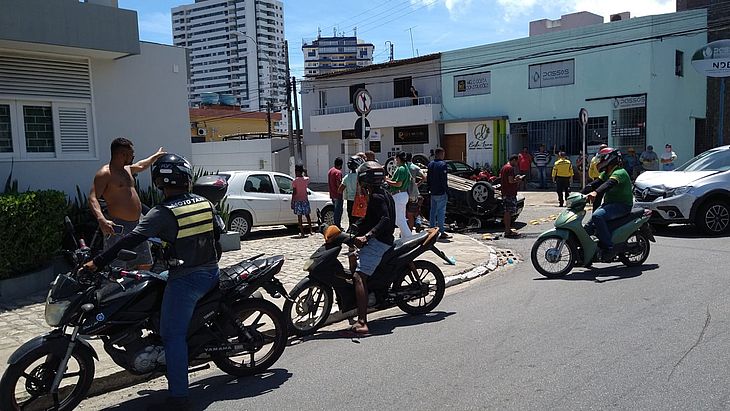Acidente aconteceu em um cruzamento da Rua Professor Guedes de Miranda