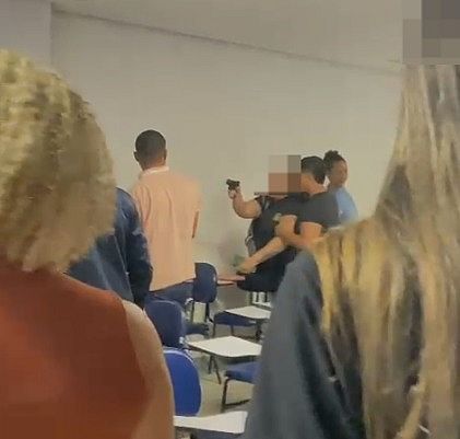 Policial sacou a arma e ameaçou atirar em colega de sala