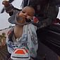 Vídeo mostra bebê sendo resgatado de helicóptero no Rio Grande do Sul