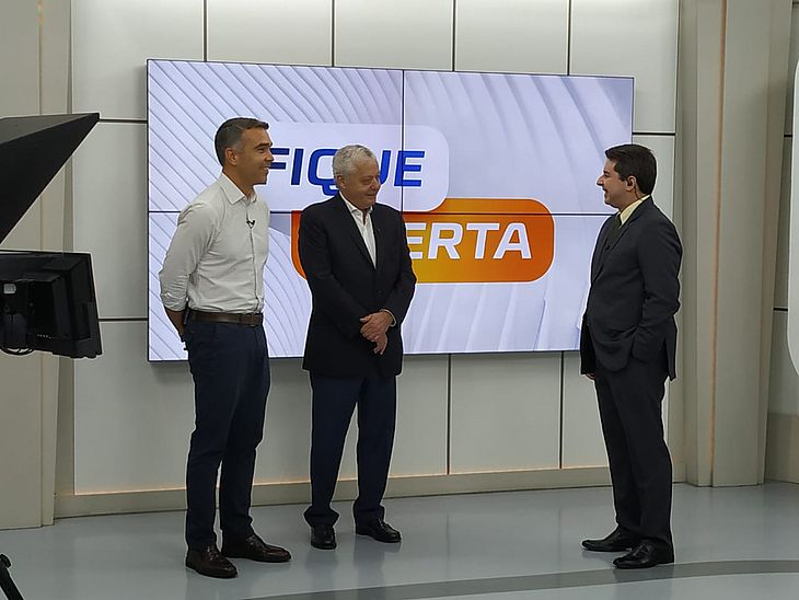 O secretário Rafael Brito (à esquerda) e o diretor da TAP Geral Brasil, Mário Carvalho (centro), estiveram na TV Pajuçara