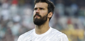 Alisson sofre lesão em jogo do Liverpool e pode desfalcar seleção