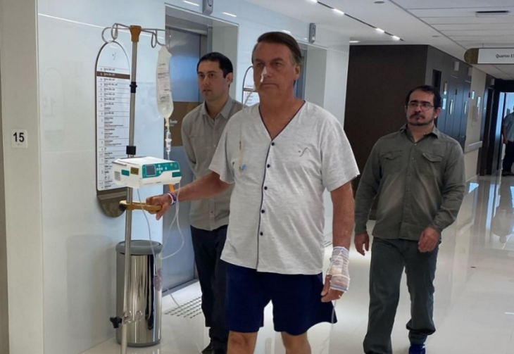 Presidente Jair Bolsonaro caminha pelo Hospital Vila Nova Star, em São Paulo